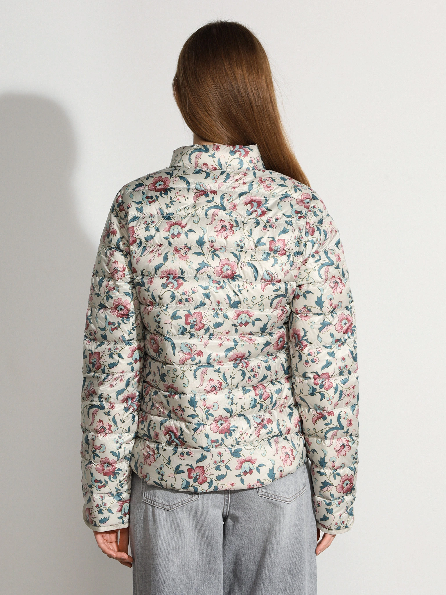 Куртка молочного цвета с цветочным принтом с горизонтальной стежкой